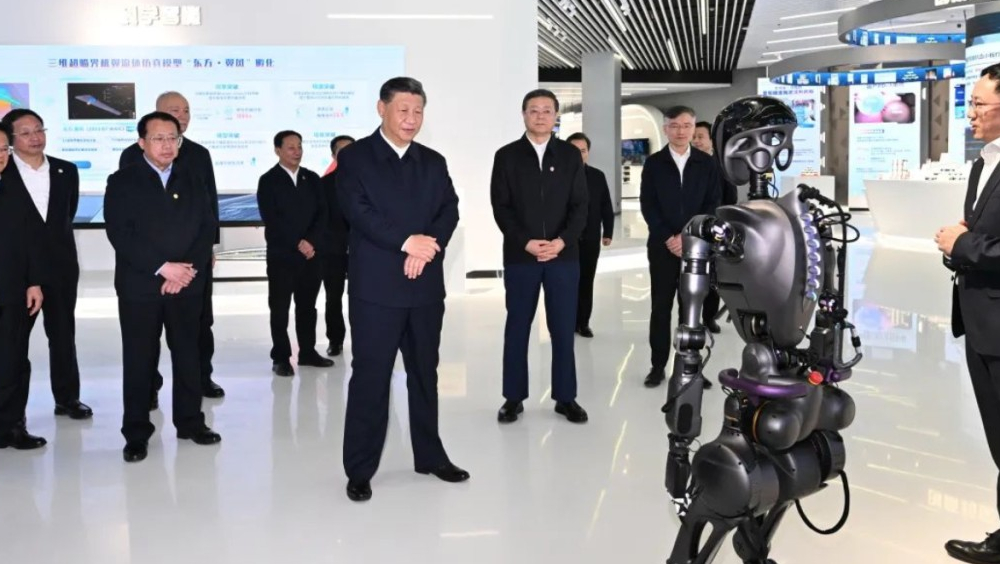 習近平考察上海科技創新成果展。