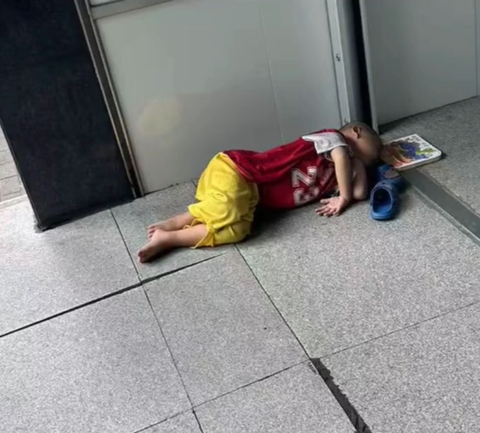其中一名小孩躺深圳地鐵口。