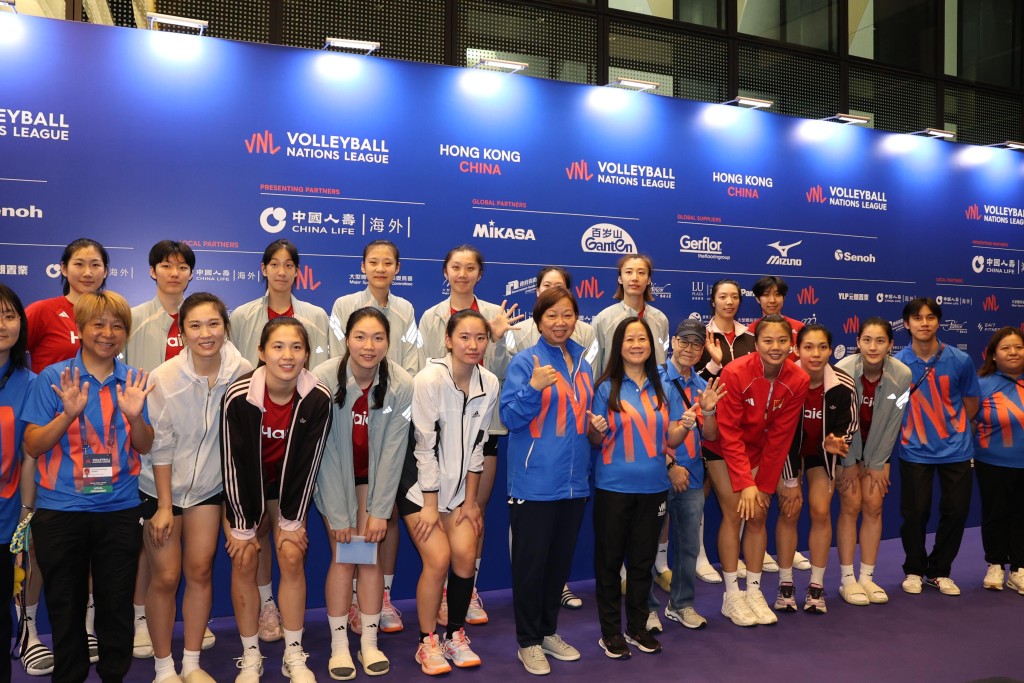 签名会后,中国女排再来一张大合照。 徐嘉华摄 签名会后,中国女排再来一张大合照。 徐嘉华摄