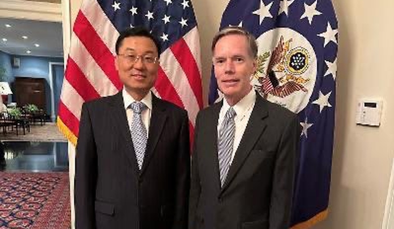 伯恩斯和謝鋒在美國駐華大使館合影。