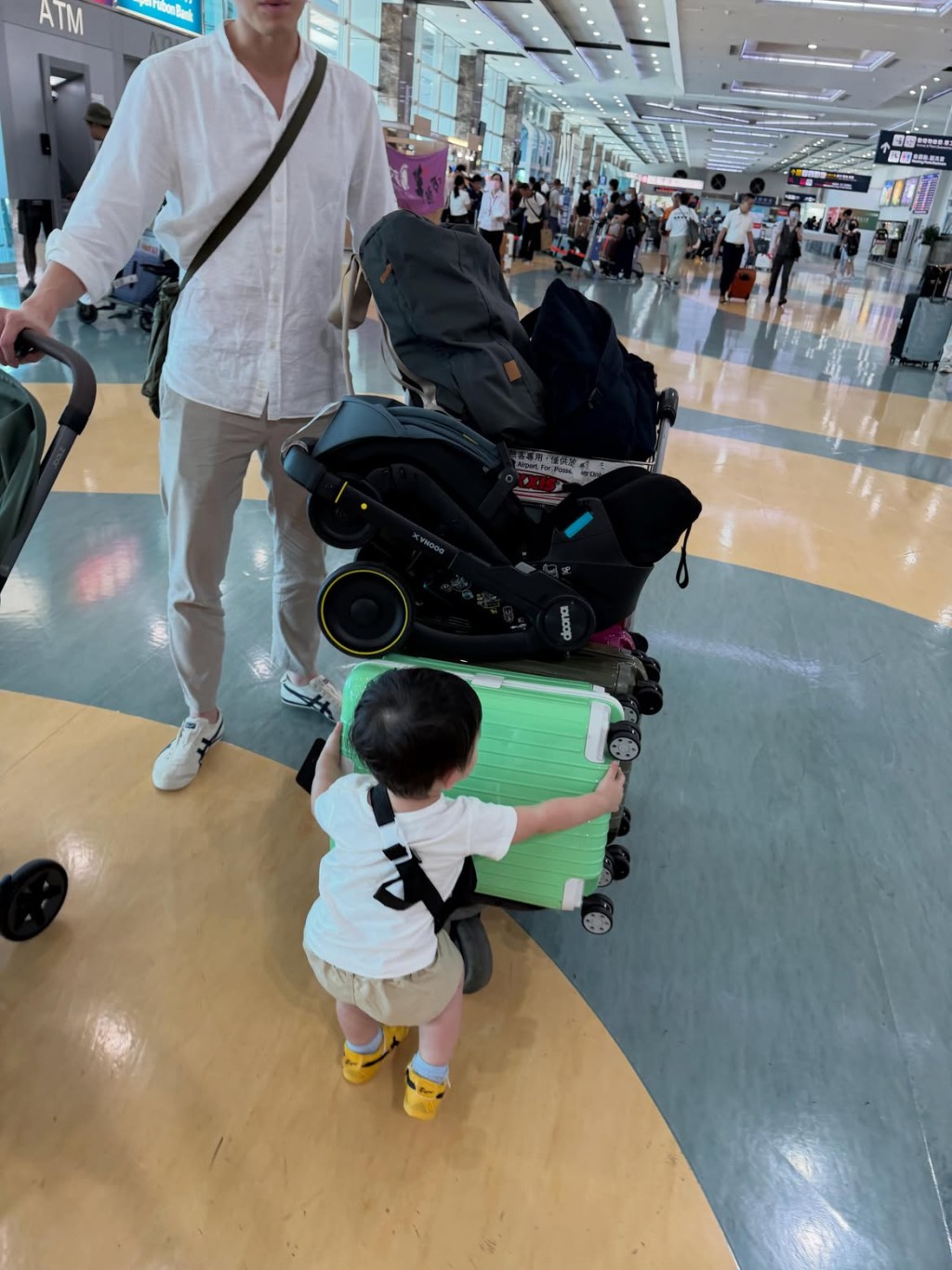 麥明詩囝囝抵達機場竟幫爸爸搬行李。 麥明詩囝囝抵達機場竟幫爸爸搬行李。