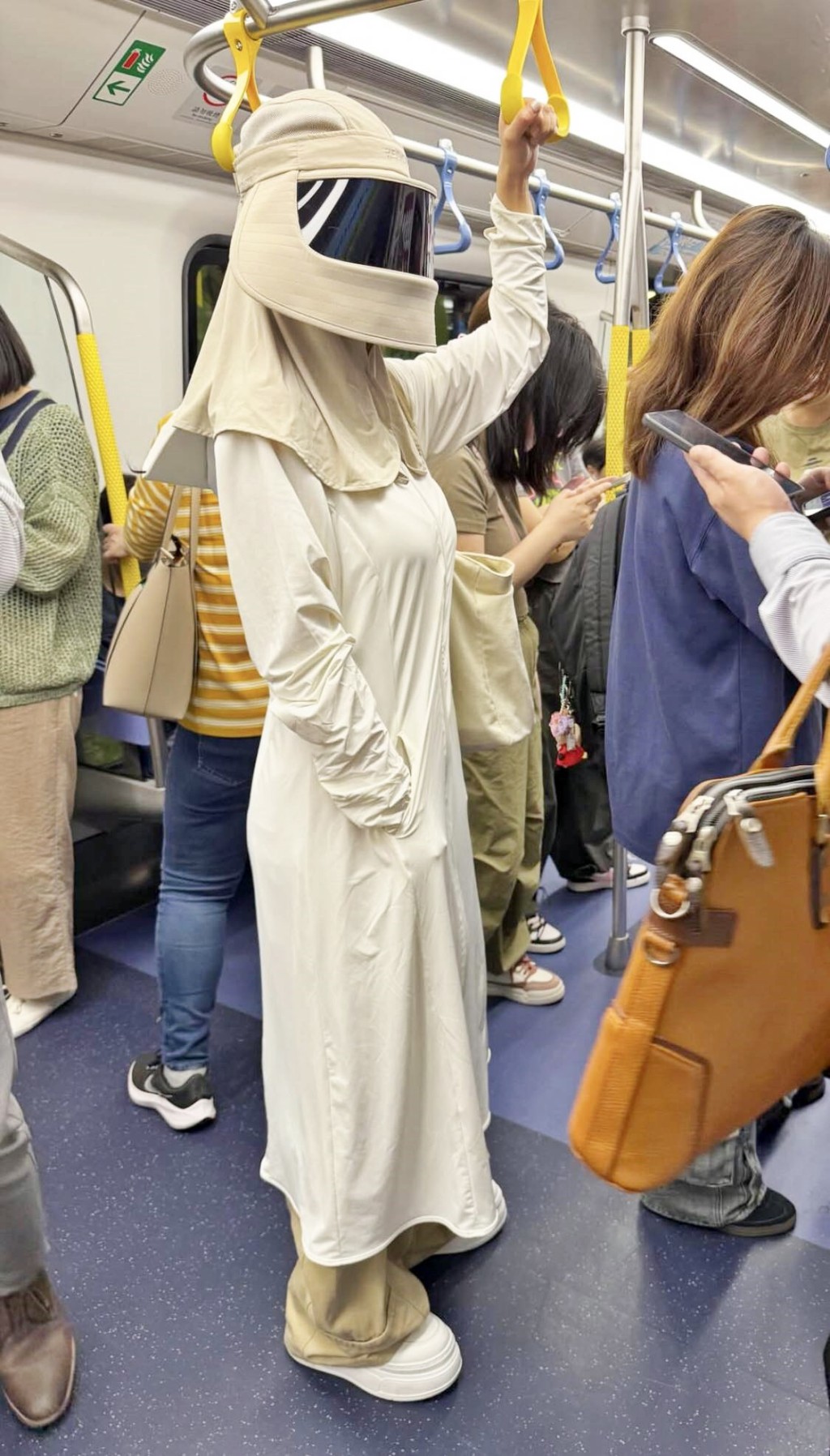 樓主以「她可以不用搽防曬⋯⋯啦」 為題上載相片。網民對這位從頭遮 都落腳的苗條奇女子議論紛紛,有 人認為打扮「型」,有人卻認為「 有點嚇人」,有人反而覺得毋須論 談,反問「有乜問題?佢Ok咪得囉~」。fb截圖 樓主以「她可以不用搽防曬⋯⋯啦」 為題上載相片。網民對這位從頭遮 都落腳的苗條奇女子議論紛紛,有 人認為打扮「型」,有人卻認為「 有點嚇人」,有人反而覺得毋須論 談,反問「有乜問題?佢Ok咪得囉~」。fb截圖