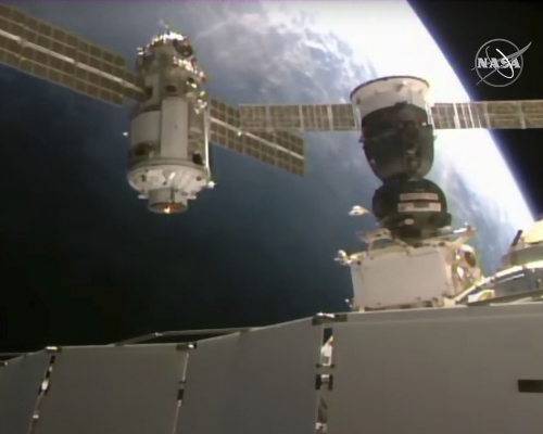 俄羅斯「科學號」太空實驗艙推進器意外啟動，國際太空站一度被推離正常方位。AP圖片