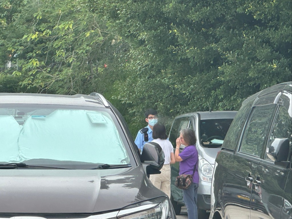 有女親友情緒激動,痛哭掩面,另有人需要坐地休息。 有女親友情緒激動,痛哭掩面,另有人需要坐地休息。