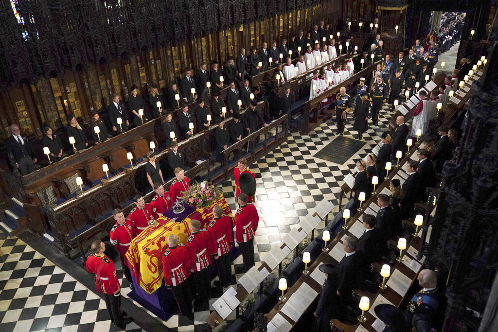皇室私人葬礼于圣乔治教堂举行。AP