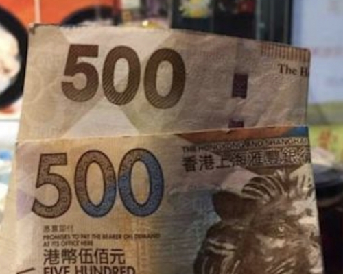 中學生將兩張500元紙幣交給店舖保管。黃大仙區友FB