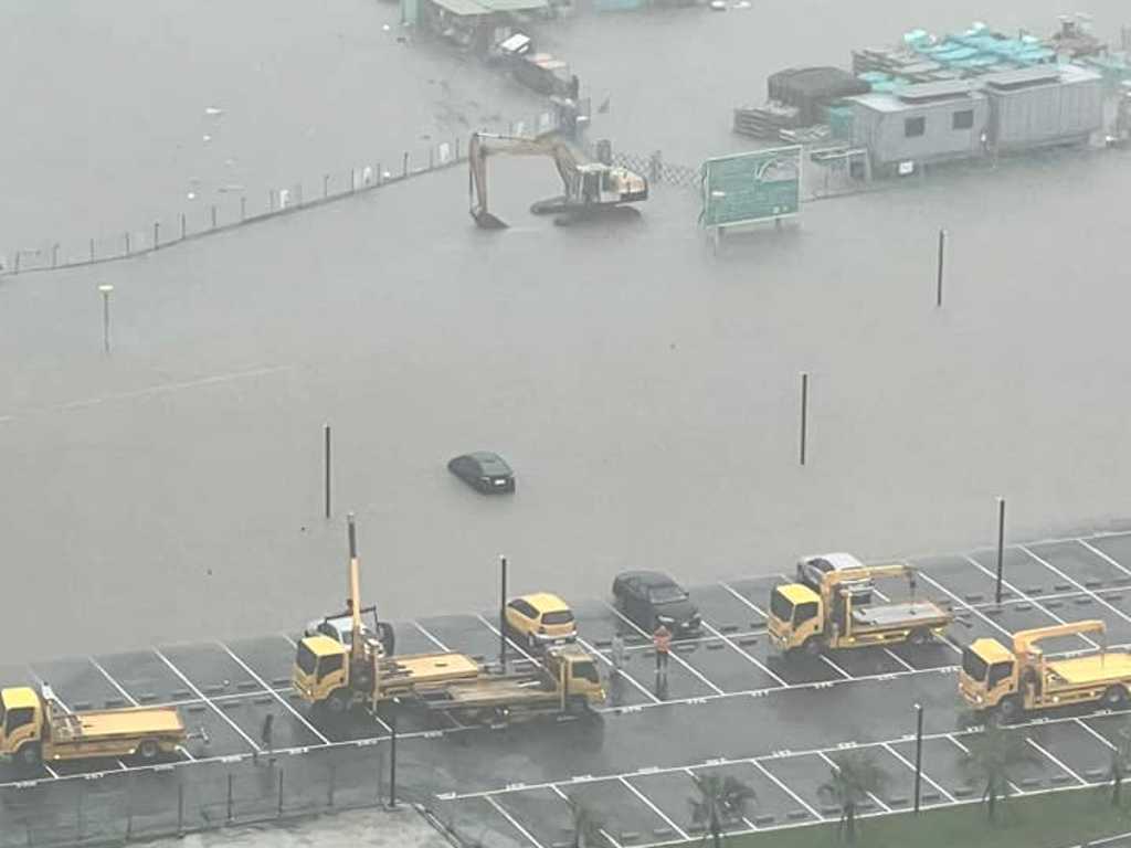台湾新北市新店溪河水暴涨淹没永和河堤，有不少车辆受困停车场中。网上图片