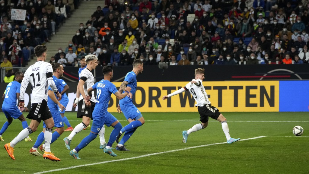 华拿(右)接应死球为德国射入2:0。 AP