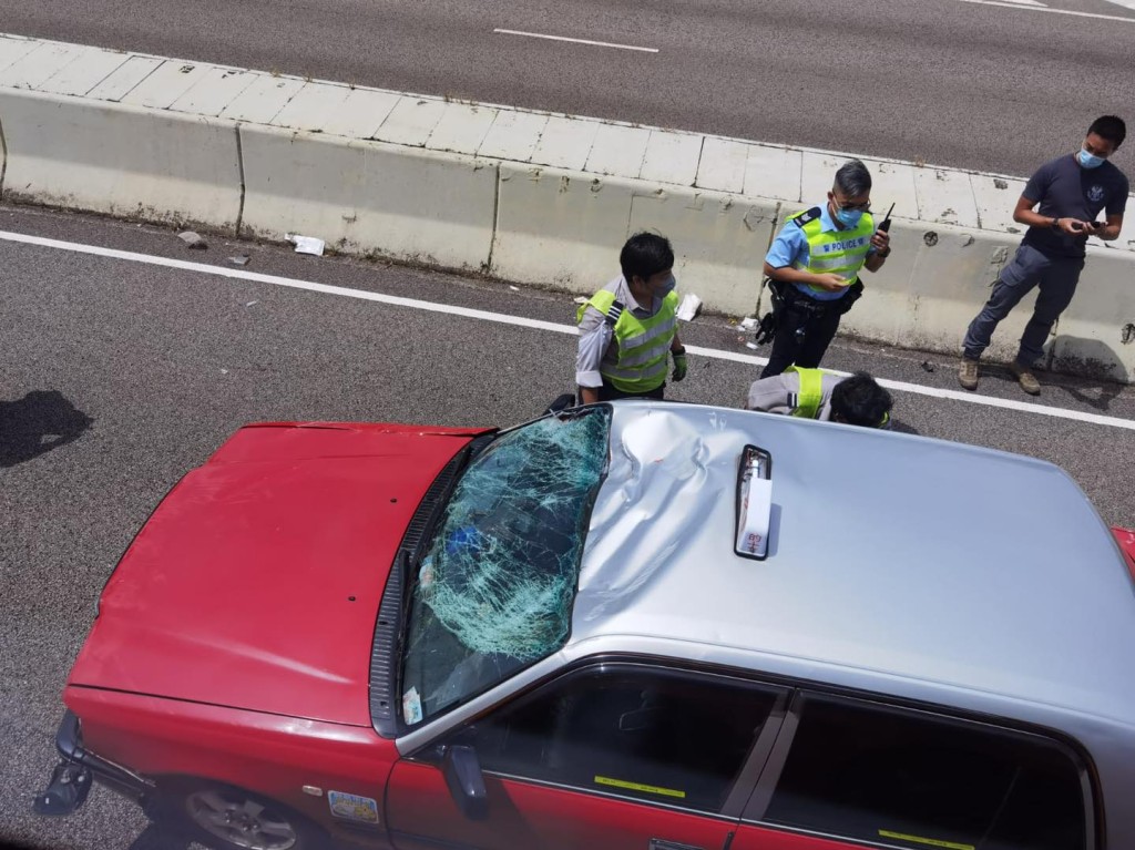 的士車頂被撞凹,擋風玻璃爆裂。（fb：「HongKong CarCam 」）