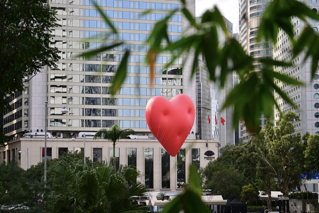 巨型红心由即日起于中环皇后像广场花园展出至2月24日。资料图片