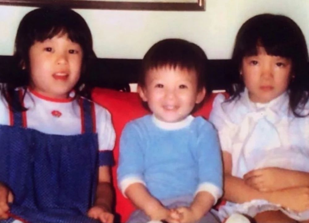 陈冠希与两位姐姐小时候的合照。