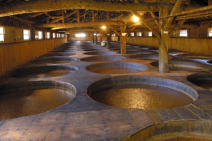 被誉为「酱之乡」的小豆岛，已有大约四百年酿造酱油的历史。
