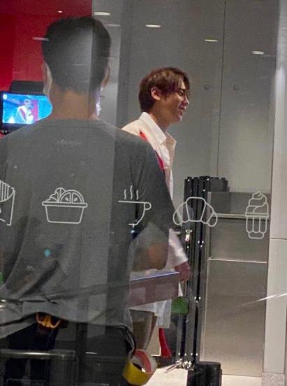 凌晨时份拍摄，姜涛几精神。