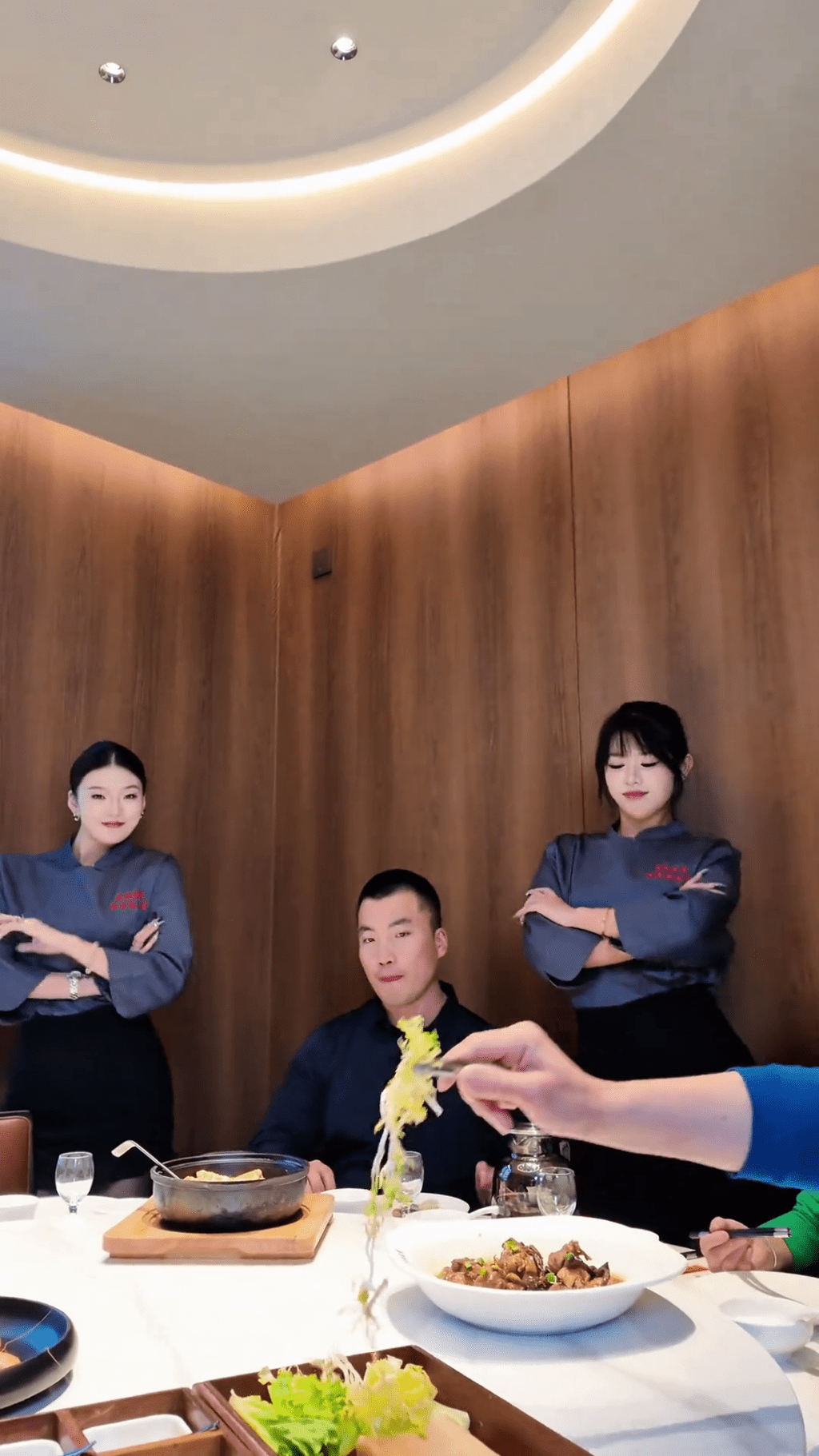 餐廳宣傳片找來黑襪美女跳舞。 抖音截圖