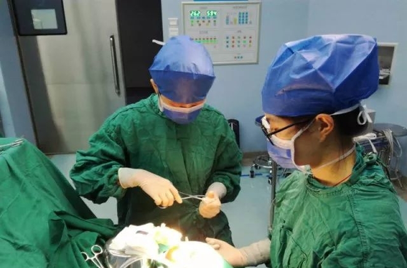目前,女童已通過手術切除病變組織,面容會逐漸恢復。(網圖)