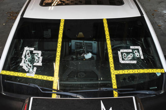 疑凶波伊德（Weldon Boyd） 挡风玻璃留下大量弹孔，车上平板由其保管9星期才上缴，证据删清光。Horry County Police Department 