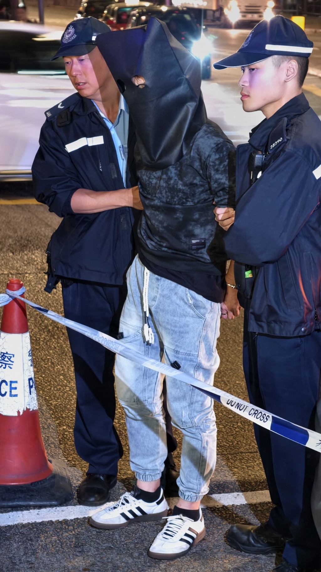 最後疑犯要由兩名警員左右攙扶才能站穩。