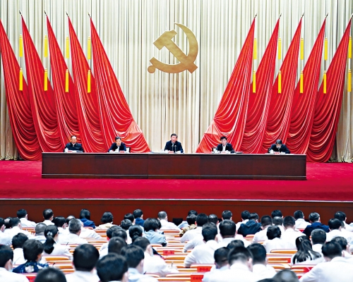 習近平(中)昨天在中央黨校強調:丟掉幻想,準備鬥爭。