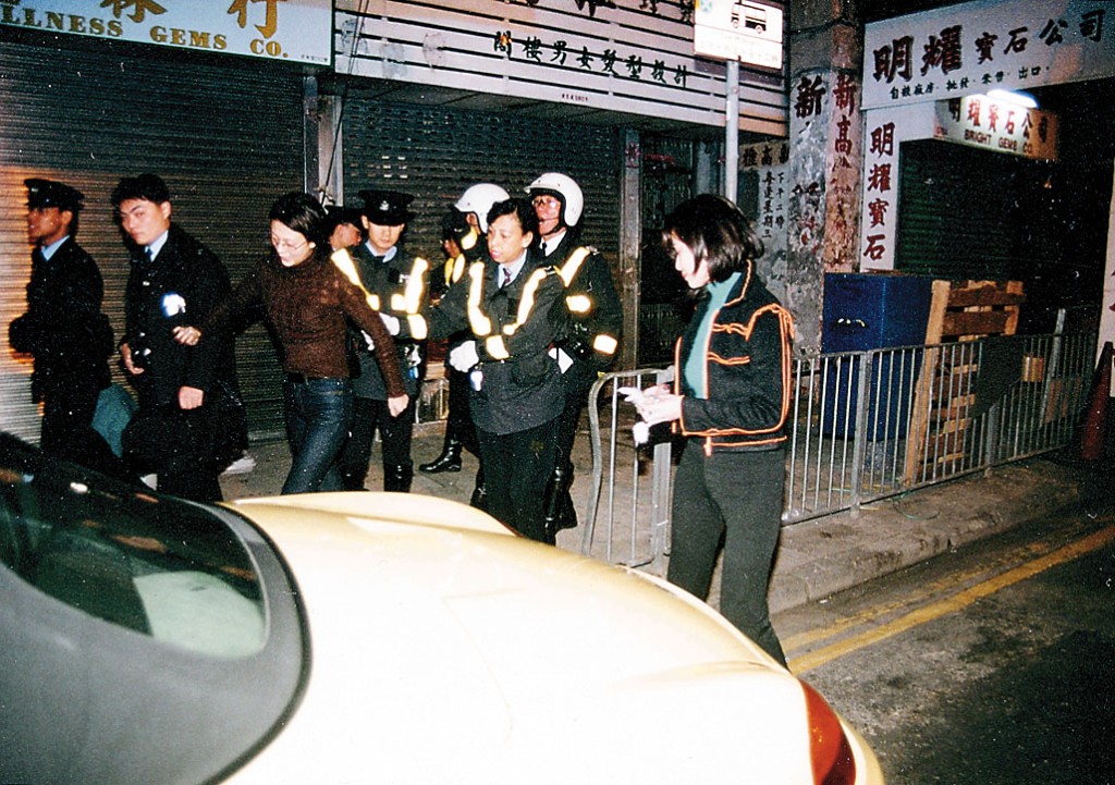 陳梅馨（右）與張東琳於1999年曾涉一宗輕微交通意外及衝紅燈，二人涉嫌醉酒駕駛被扣查。
