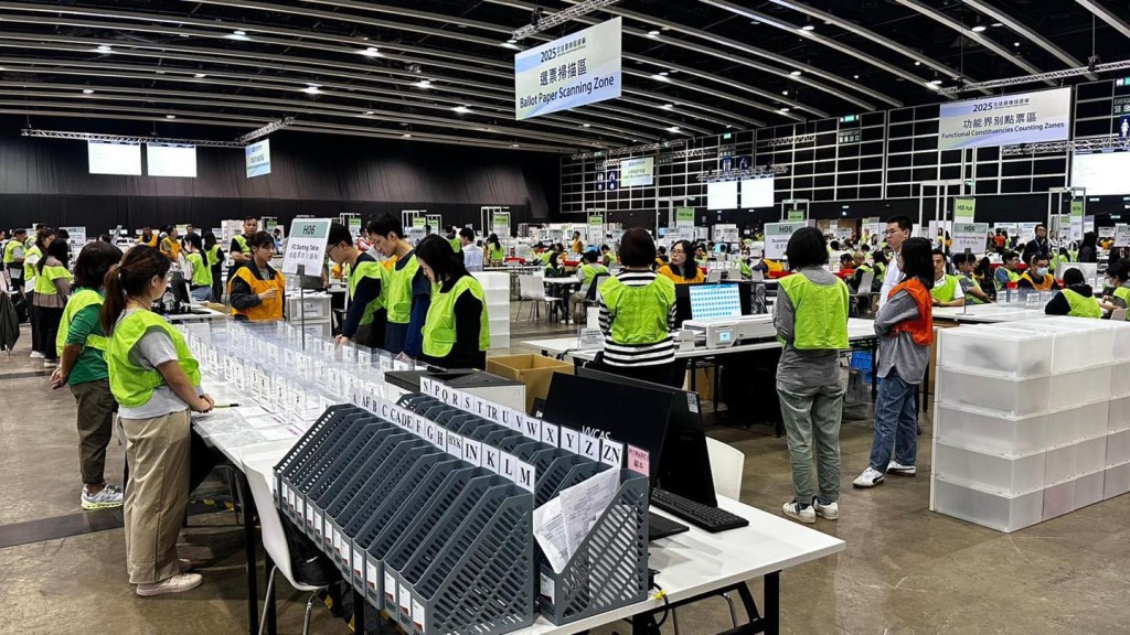 曾國衞日前到訪會展實地視察選委會界別投票站,以及中央點票中心。政制及內地事務局FB圖片 曾國衞日前到訪會展實地視察選委會界別投票站,以及中央點票中心。政制及內地事務局FB圖片