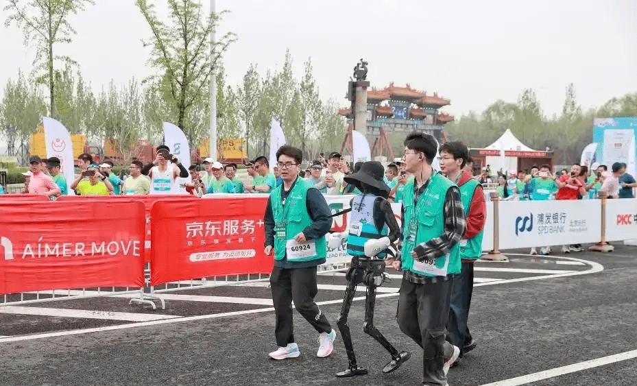 全球首個人形機械人半馬早前於北京亦莊開跑。中新社 全球首個人形機械人半馬早前於北京亦莊開跑。中新社