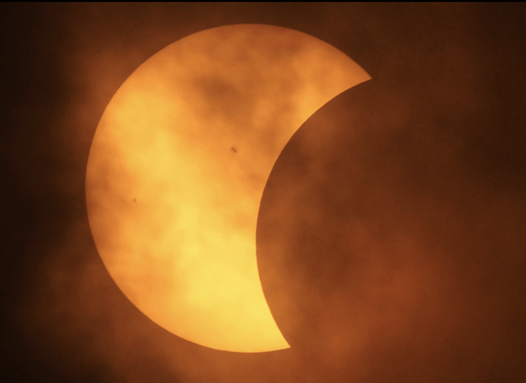 2024 年 4 月 8 日星期一，从德克萨斯州伊格尔帕斯看到，日全食期间月亮部分遮住了太阳。美联社