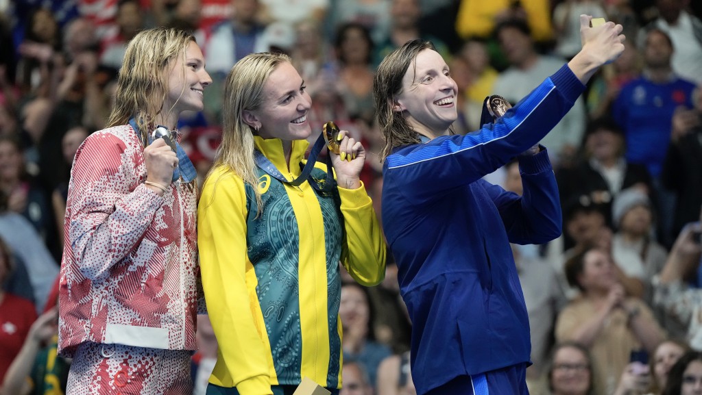 列迪姬（Katie Ledecky，右一）在巴黎奥运400米自由式获铜牌。 美联社