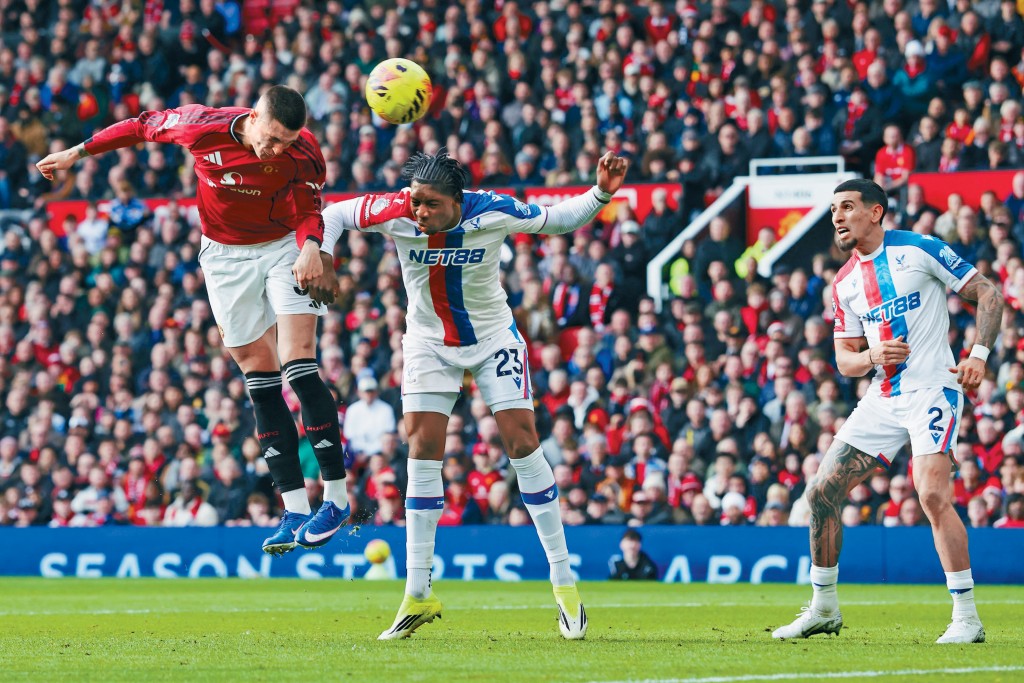 施斯高（紅衫）為曼聯頂入奠勝球。