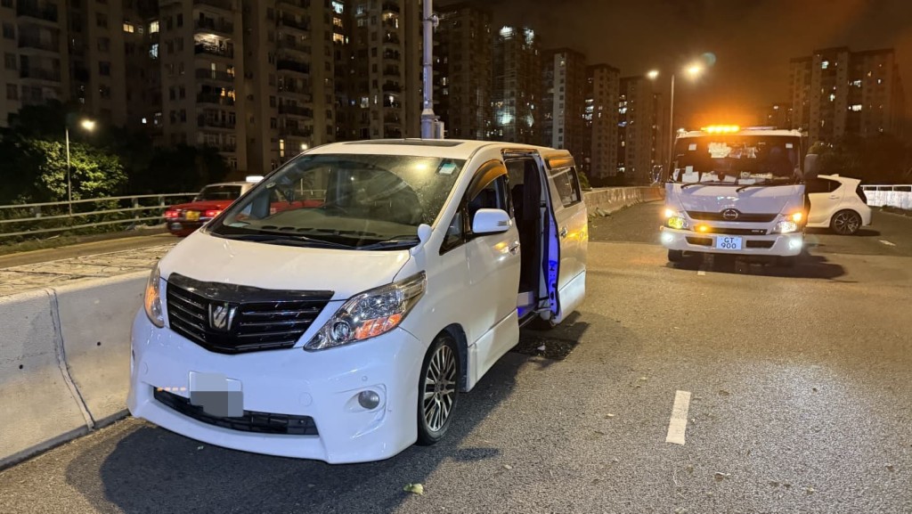 美孚新邨對開3車相撞 私家車男司機輕傷送院。黎志偉攝 美孚新邨對開3車相撞 私家車男司機輕傷送院。黎志偉攝