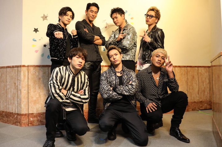 山下健二郎（上排右二）屬人氣組合三代目JSB成員。