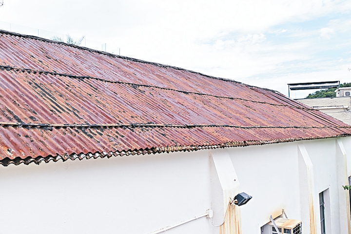 小教堂的屋頂，採用客家村落傳統的瓦片構建而成。