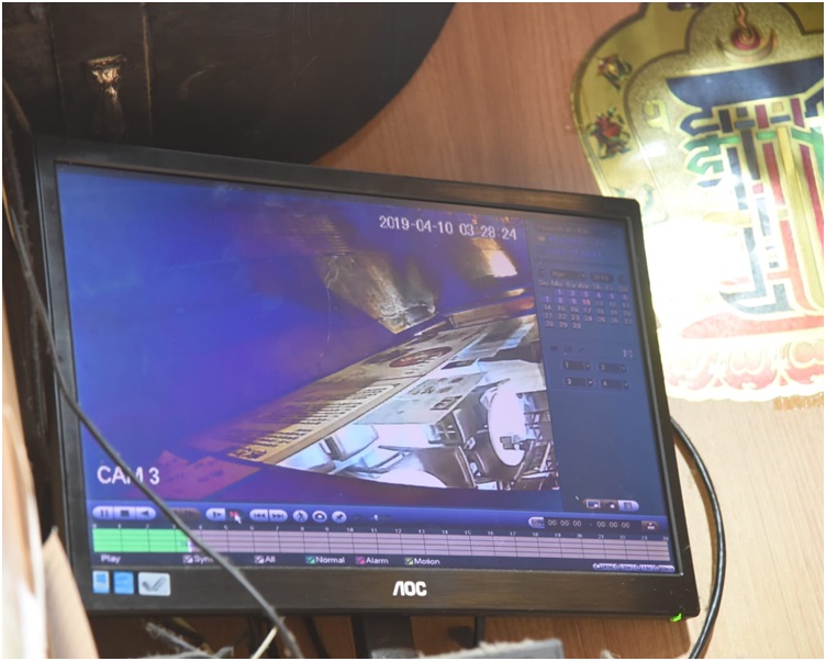 警方正翻看門外的閉路電視追緝賊人。