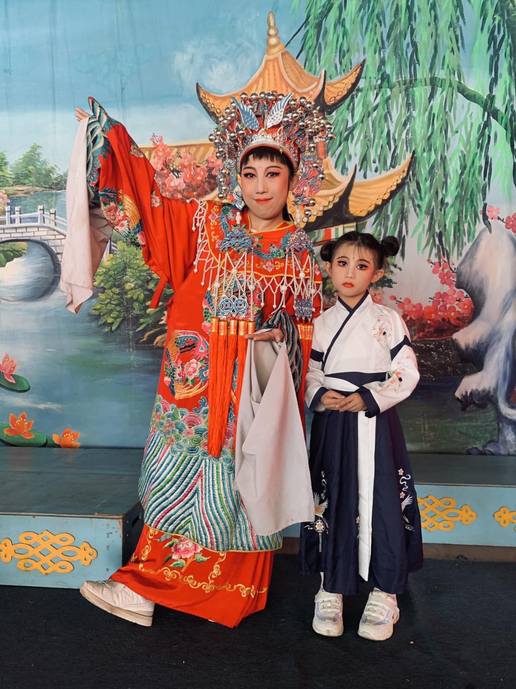 雖說是體驗日，但粵劇化妝造 型一絲不苟，可立即粉墨登場！（圖片授權：FB@Mrs1am-ology : 一點小哲學）