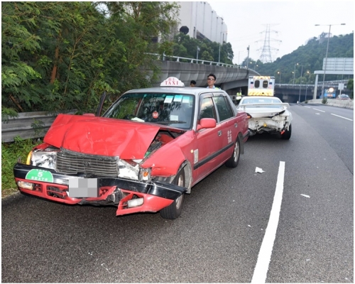 的士收掣不撞向私家車車尾後打白鴿轉。
