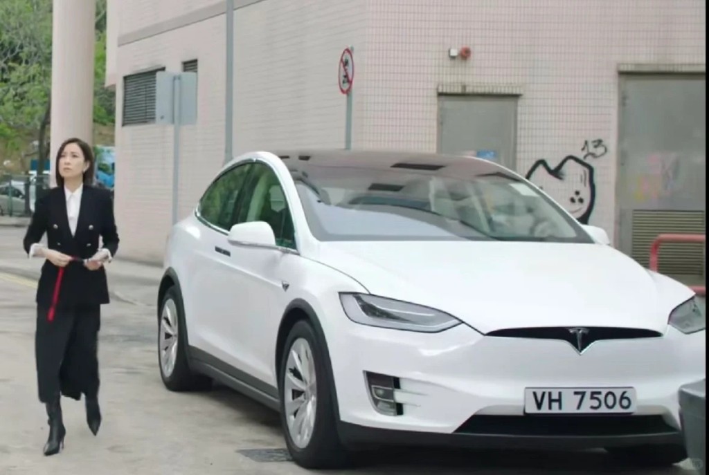 佘詩曼在《新聞女王》的Tesla Model X 座駕。