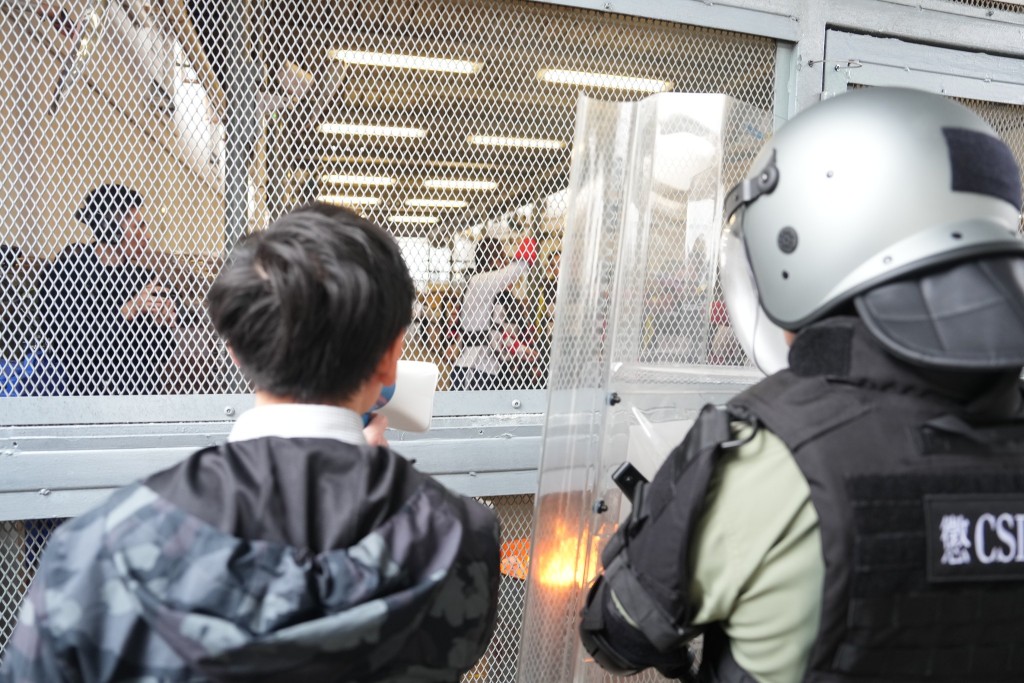 懲教署談判專家在演習中,模擬與違紀在囚人士耐心溝通。 懲教署談判專家在演習中,模擬與違紀在囚人士耐心溝通。