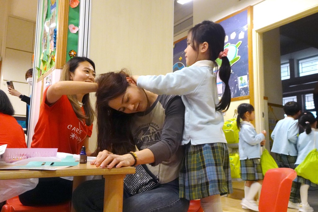 幼童學習按摩技巧，再回家「親手」向媽媽傳遞愛意。女青供圖