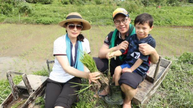 两人不时带中曦参加不同体验活动。