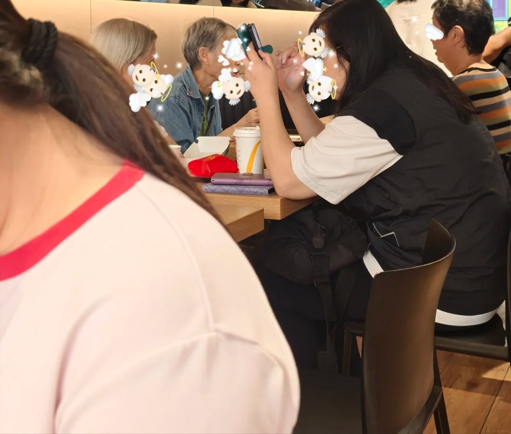 她對此現象感到好奇並在網上發帖詢問「香港老人為什麼很愛麥當勞」 她對此現象感到好奇並在網上發帖詢問「香港老人為什麼很愛麥當勞」