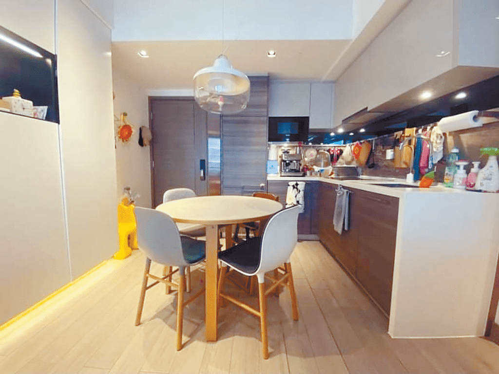 廚房採開放式設計，為一屋節省不少空間。