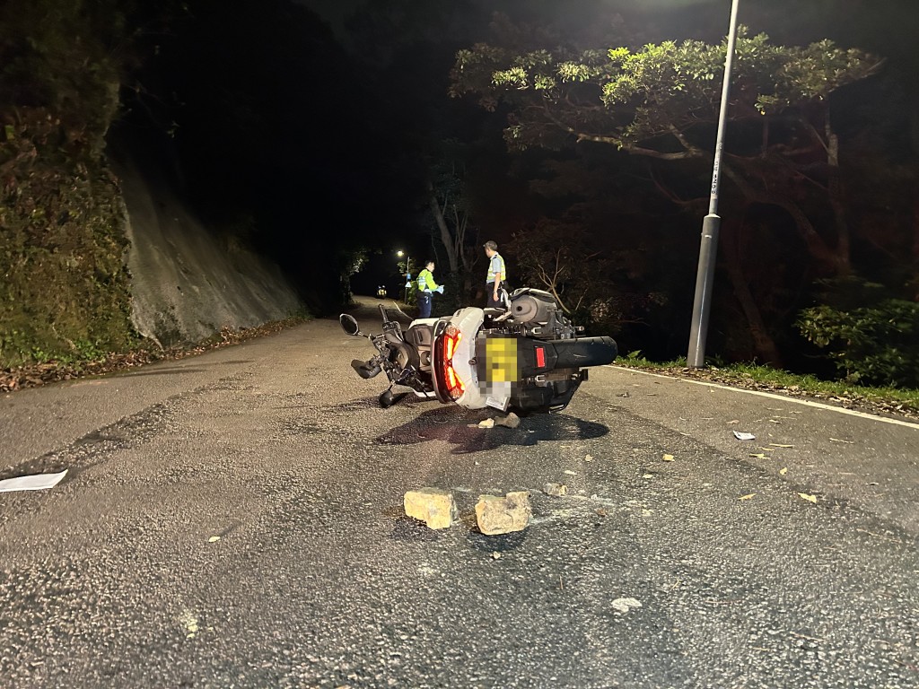 石頭被撞至一分為二。曾志恒攝 石頭被撞至一分為二。曾志恒攝