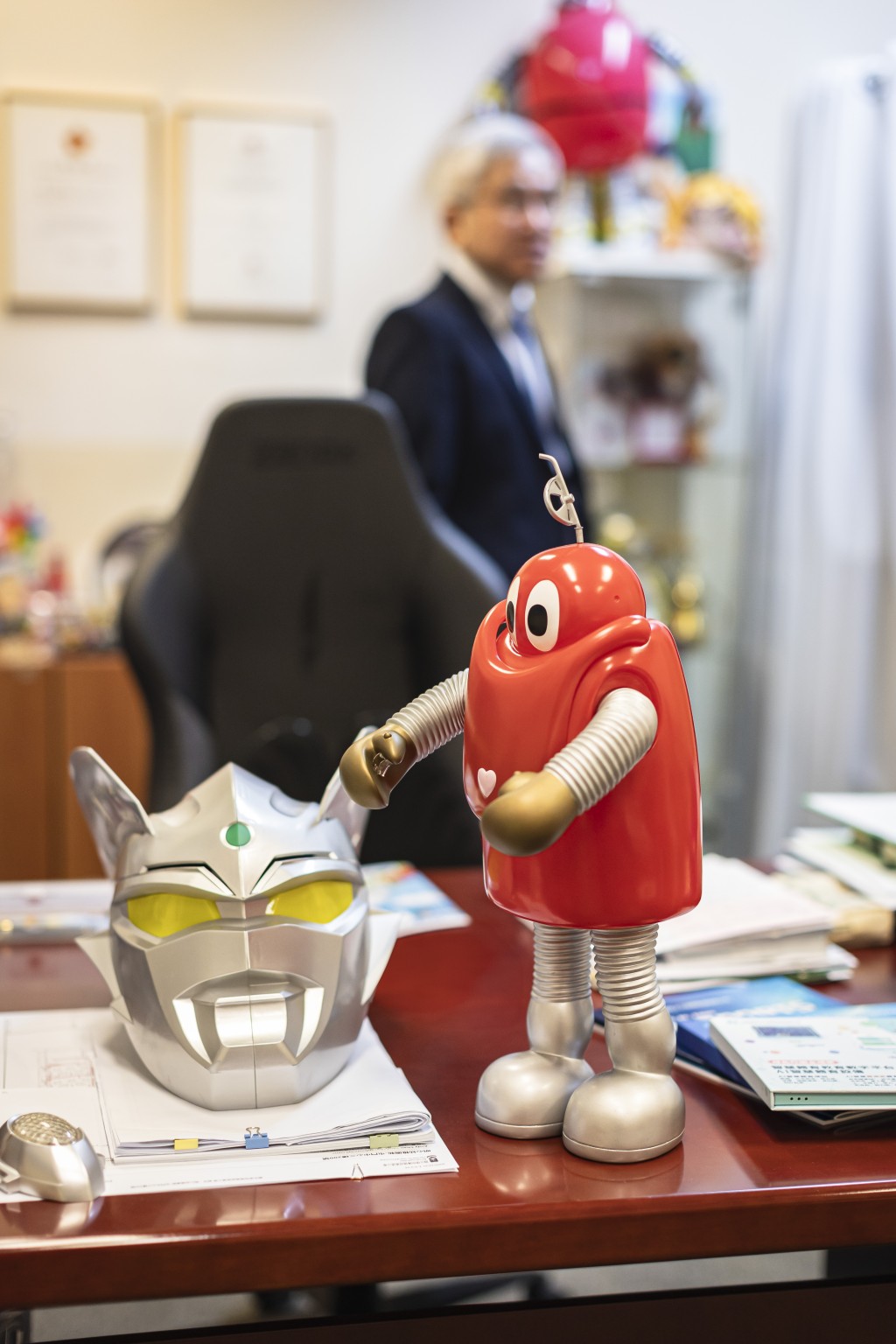 赖校长向有「小露宝校长」之称,小露宝是机械人学校的「蠢学生」,凭着一股劲最终成为村长。(图:霍楚晖) 赖校长向有「小露宝校长」之称,小露宝是机械人学校的「蠢学生」,凭着一股劲最终成为村长。(图:霍楚晖)