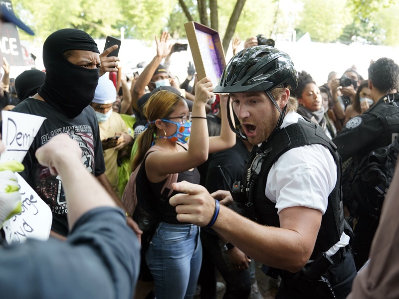 各地周五继续有群众上街示威。AP 