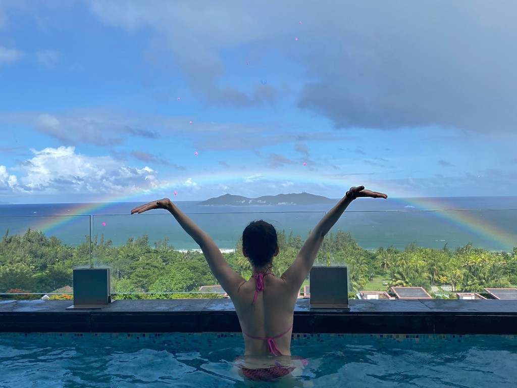 露出美背和纖腰。