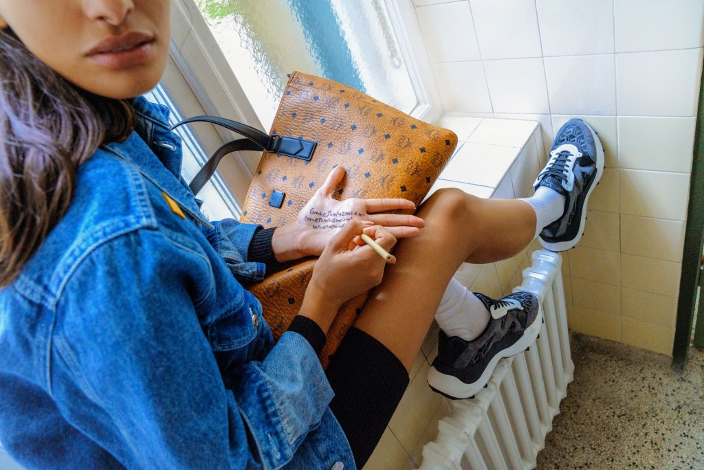 系列包罗多款手袋鞋履，迎合上学需要。