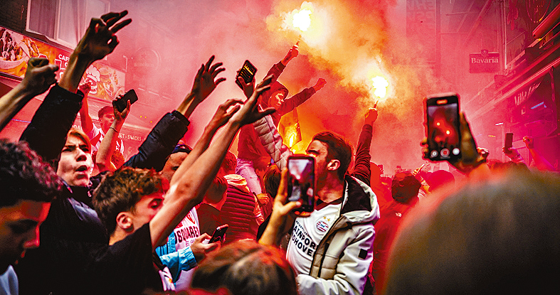 燕豪芬球迷放煙花慶祝球隊荷甲奪冠。