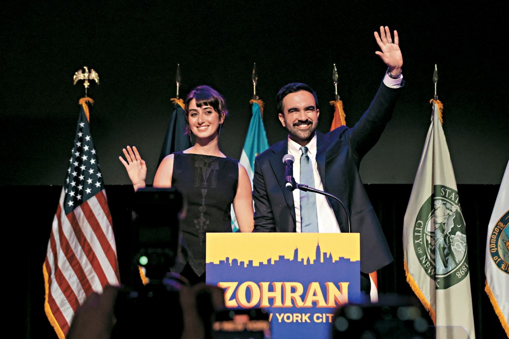 新當選紐約市長的馬姆達尼周二與妻子杜瓦吉慶祝勝利。 