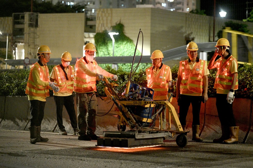 路政署由昨夜起分階段重鋪鑽石山龍翔道東行路面，今次更使用「高性能超薄磨耗層」的新型瀝青物料。 陳浩元攝
