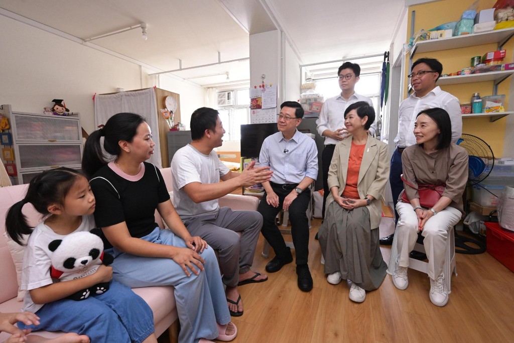 行政長官李家超今早聯同房屋局局長何永賢等,到牛頭角彩興路簡約公屋探訪居民。何永賢fb 行政長官李家超今早聯同房屋局局長何永賢等,到牛頭角彩興路簡約公屋探訪居民。何永賢fb