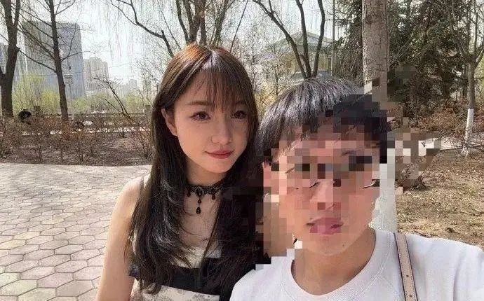 车祸发生后，白女士胸部以下高位截瘫。大象新闻